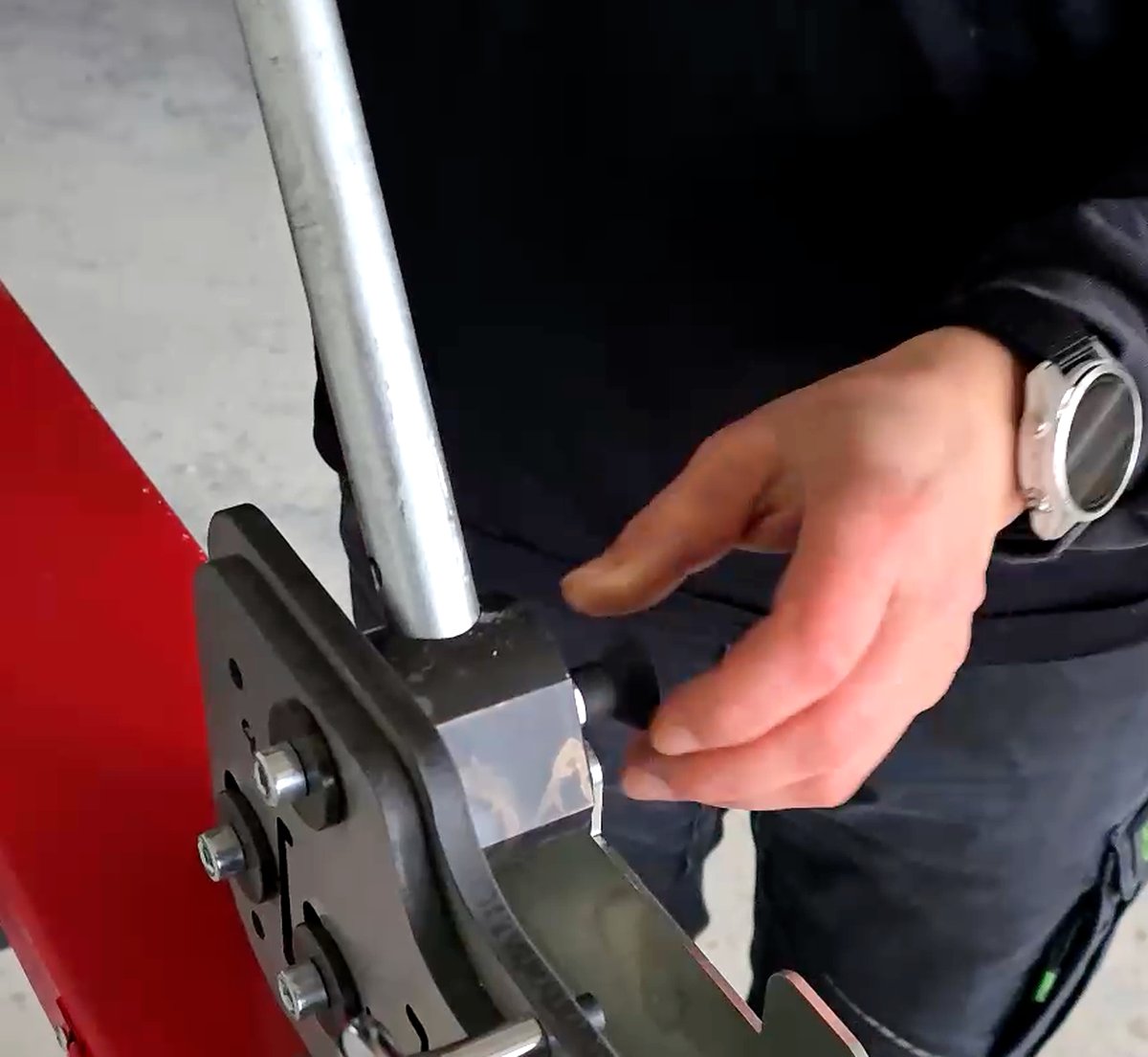 Metracut Profilschneider Sicherheitsmechanismus – Hebel mit Einrastfunktion für sichere und kontrollierte Bedienung beim Schneiden