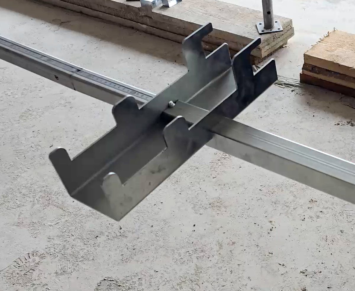 Verstellbare Metall Schneideführung mit integrierter Halterung für exakte Profilbearbeitung im Trockenbau und professionellen Innenausbau