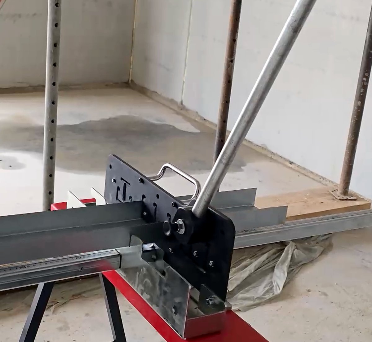 Metracut Trockenbau Profilschneider im Einsatz – präzises Zuschneiden von Metallprofilen mit Hebeltechnik und Führungsschiene auf der Baustelle